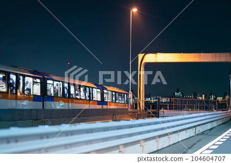 首都高速公路交界處下午半夜東京停車場速度路路燈運行 首都高速公路交界處下午半夜東京停車場速度路路燈運行 104604707