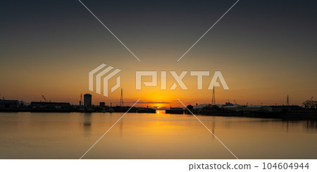 美麗夕陽的名勝“三池港燈光路線”（福岡縣大牟田市三池港） 104604944