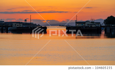 A scenic spot for beautiful sunsets "Miike Port Light Route" (Miike Port, Omuta City, Fukuoka Prefecture) A scenic spot for beautiful sunsets "Miike Port Light Route" (Miike Port, Omuta City, Fukuoka Prefecture) 104605155