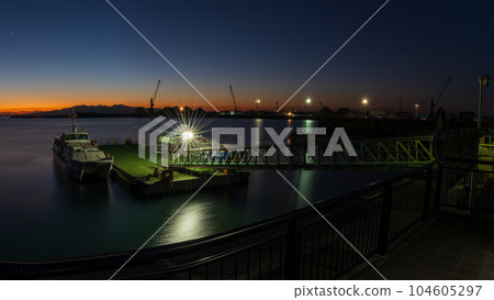 ``Miike Port Light Route'' (Ariake-cho, Omuta City, Fukuoka Prefecture), a scenic spot for beautiful sunsets 104605297
