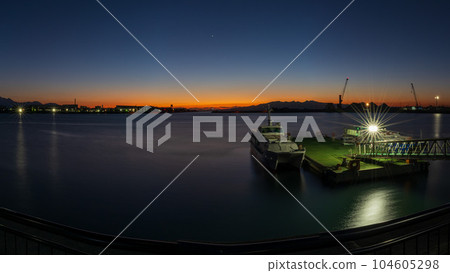 ``Miike Port Light Route'' (Ariake-cho, Omuta City, Fukuoka Prefecture), a scenic spot for beautiful sunsets 104605298