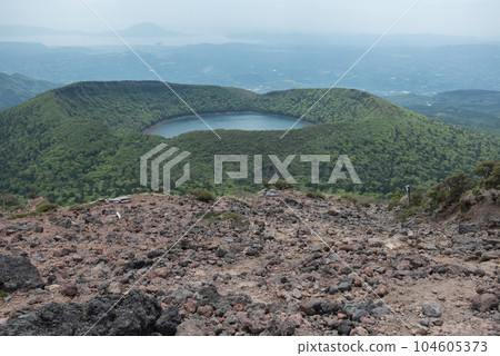 從富士山山頂附近看到的櫻島、大波池和岩石區。 從富士山山頂附近看到的櫻島、大波池和岩石區。 104605373