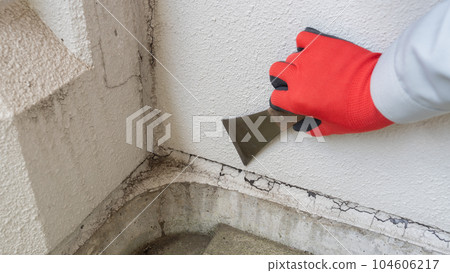Scraping the deterioration of the outer wall with a leather plow ・ Base treatment ｜ Remodeling ・ Image of a painter 104606217