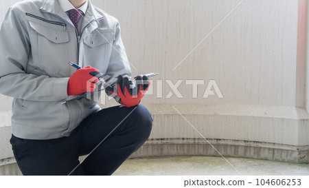 工人檢查外牆的老化和裂縫 工人檢查外牆的老化和裂縫 104606253