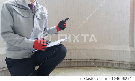 工人檢查外牆的老化和裂縫 104606254