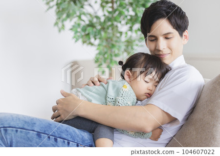 父親抱著孩子哄他睡覺 父親抱著孩子哄他睡覺 104607022