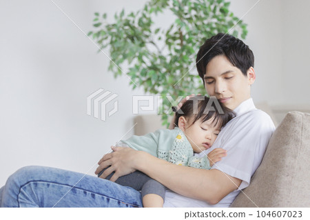 父親抱著孩子哄他睡覺 父親抱著孩子哄他睡覺 104607023