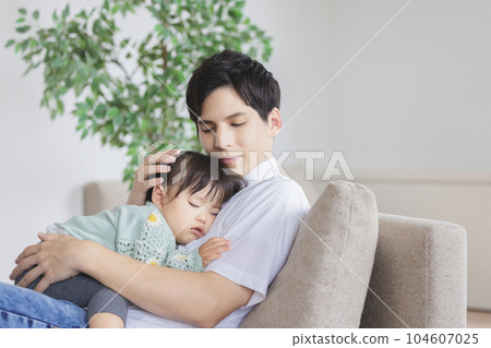 父親抱著孩子哄他睡覺 104607025