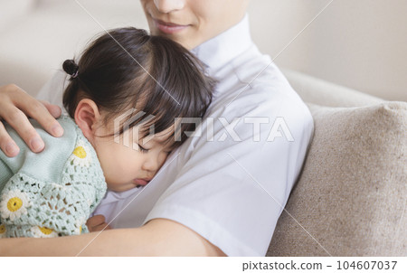 孩子舒服地睡在父親的胸前 104607037