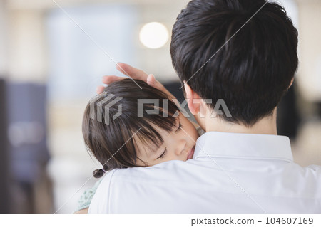 被父親抱著睡得很舒服的孩子 被父親抱著睡得很舒服的孩子 104607169