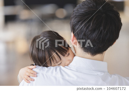被父親抱著睡得很舒服的孩子 104607172