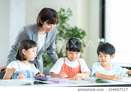 在補習班學習的小學生。 在補習班學習的小學生。 104607517