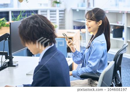 有智能手機的女商人 104608197