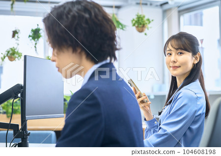 有智能手機的女商人 有智能手機的女商人 104608198