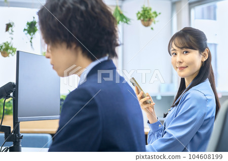有智能手機的女商人 有智能手機的女商人 104608199