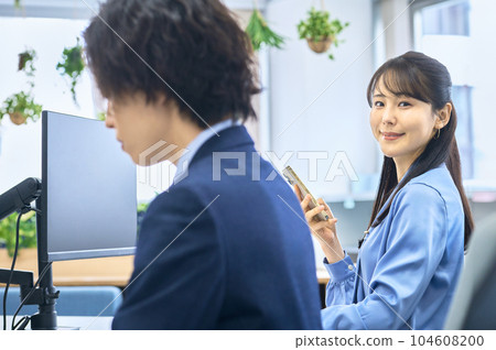 有智能手機的女商人 104608200