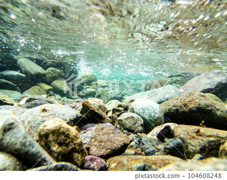在河水下 在河水下 104608248
