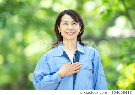 穿著工作服的女人新鮮綠色 104608418