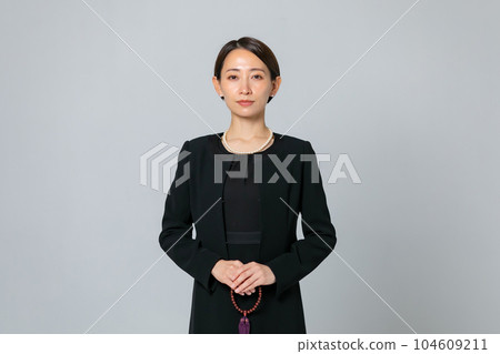 喪服的女人 104609211