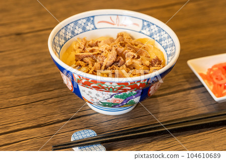 Beef rice bowl 104610689