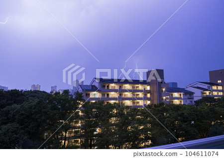 夜晚，閃電，雷聲，閃電，天空，雲彩，風景，光，發光體，公寓公共公司 104611074