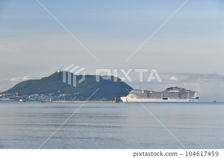 拍攝夏季北海道函館市函館港停靠的MSC Bellissima遊輪的風景 拍攝夏季北海道函館市函館港停靠的MSC Bellissima遊輪的風景 104617459