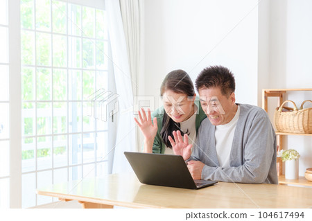 高級夫婦進行在線交談 104617494
