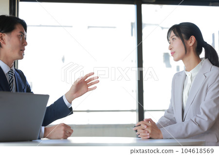 1on1_男老闆的輔導_好評如潮的女商人微笑_1 104618569