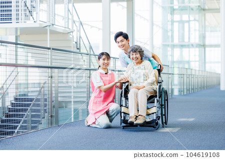 Elderly people in wheelchairs and caregivers 104619108