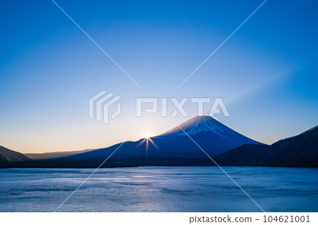 (Yamanashi Prefecture) Dawn of Mt. Fuji seen from Lake Motosu in winter 104621001