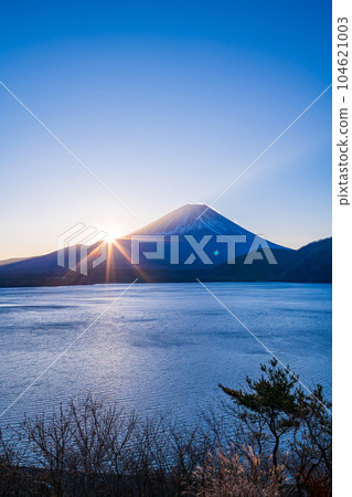 （山梨縣）冬天從本栖湖看到的富士山黎明 104621003