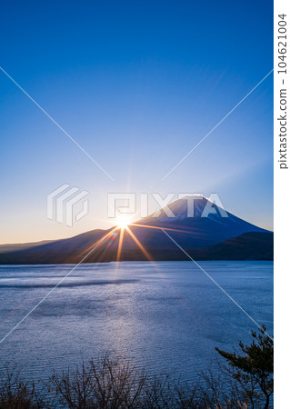 (Yamanashi Prefecture) Dawn of Mt. Fuji seen from Lake Motosu in winter (Yamanashi Prefecture) Dawn of Mt. Fuji seen from Lake Motosu in winter 104621004