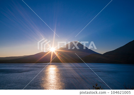 (山梨縣)冬天從本栖湖看到的富士山黎明 (山梨縣)冬天從本栖湖看到的富士山黎明 104621005