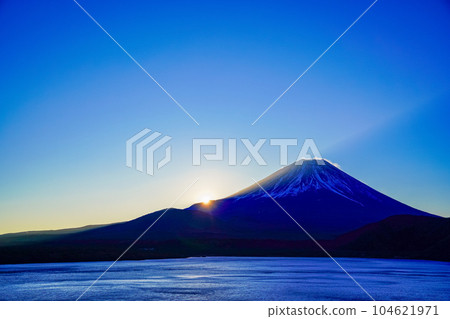 (Yamanashi Prefecture) Sunrise over Mt. Fuji seen from Lake Motosu in winter 104621971