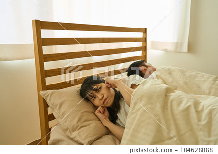 A woman who can't sleep because of her loud snoring, insomnia, insomnia 104628088