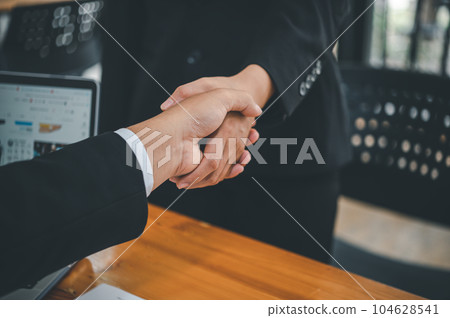 business people shaking hands to congratulate the successful completion of the contract. 104628541