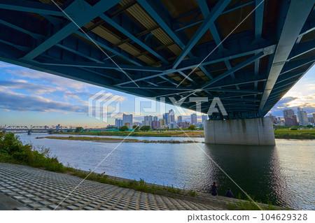 從東京大田區丸子橋下眺望川崎市中原區 從東京大田區丸子橋下眺望川崎市中原區 104629328