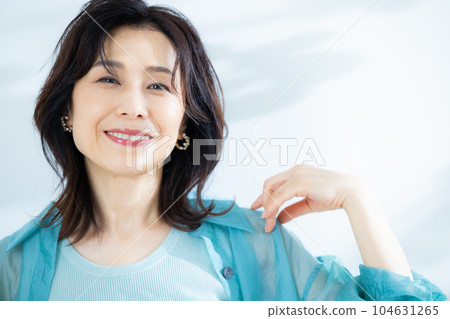 middle lady in aqua blue shirt 104631265