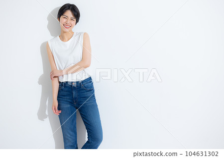 穿著白色無袖和牛仔布的女人 104631302