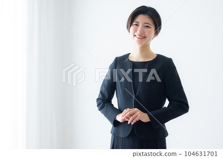 一個穿著黑色西裝的女人 104631701