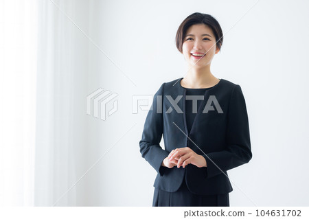 一個穿著黑色西裝的女人 104631702