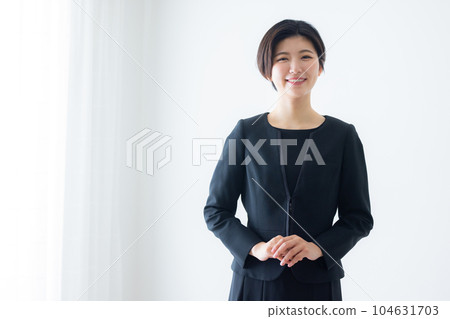 一個穿著黑色西裝的女人 104631703