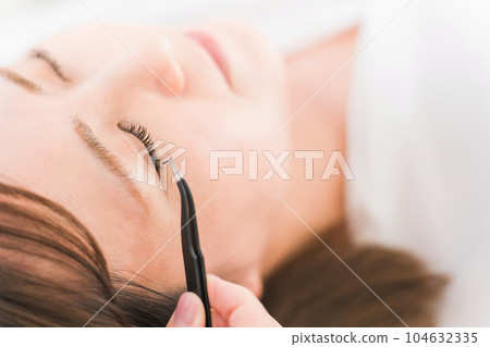 眼科醫生進行睫毛嫁接 104632335