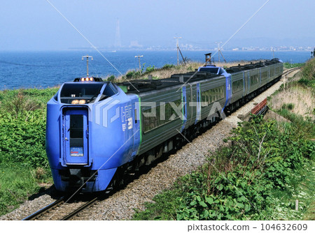 Nostalgic Hokkaido train Super Hokuto runs along the coast 104632609