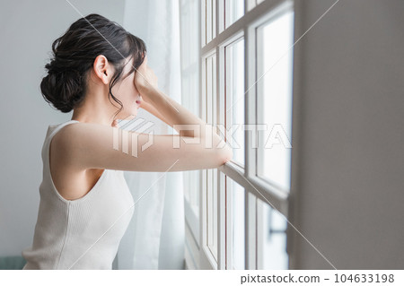 A woman who cries, cries, and feels sad at home 104633198