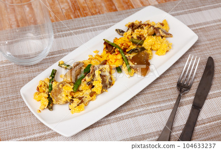Tasty scrambled eggs with asparagus and mushrooms Tasty scrambled eggs with asparagus and mushrooms 104633237