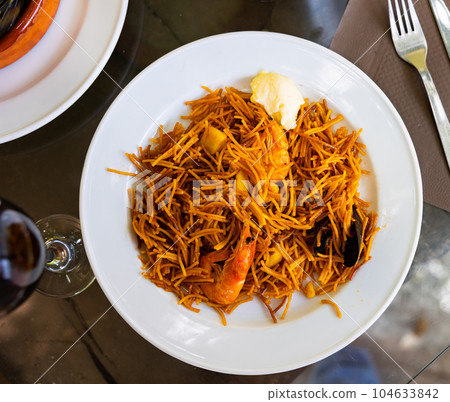 Tasty noodles with prawns and mussels with sauce 104633842