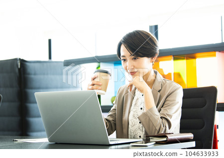 女性商務電腦在線會議 女性商務電腦在線會議 104633933