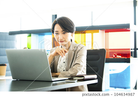 女性商務電腦在線會議 104634987
