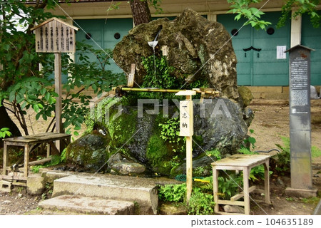 Fushimi Ward Fujinomizu, the spring water in the precincts of Fujinomori Shrine 104635189
